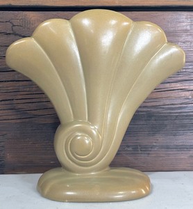 lot 156 image: Beautiful Vintage Red Wing USA 891 Olive Shell Art Pottery 1930s Fan Shell