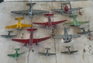 lot 166 image: Miniature Vintage Mettal Airplanes