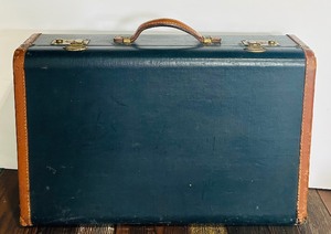 lot 171 image: Vintage Suitcase