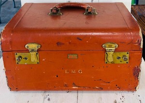 lot 90 image: Vintage Train Case