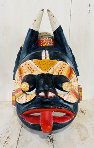 lot 41 image: Beautiful Hand-carved Wooden Mask