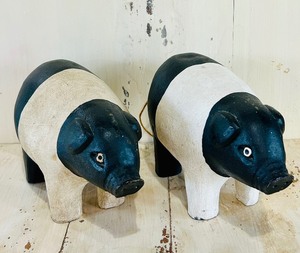 lot 44 image: Adorable Wood Carved Pigs