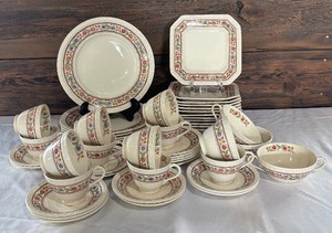 lot 9 image: Vintage Copeland Spode Centurion Firenze China Dinnerware Set