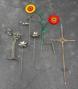 lot 275 image: Variety of Fun Outdoor Decor