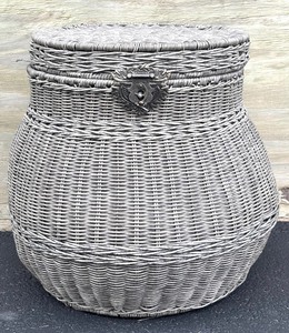 lot 302A image: Large Wicker Lidded Storage Basket, 16.5 Inches Tall