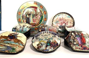 lot 227 image: Vintage The Russian Fairy Tales Henrich Villeroy & Boch Collector Trinket Boxes and Plates