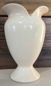 lot 226 image: Beautiful Vintage Red Wing 1002 Pottery White  Cream Vase