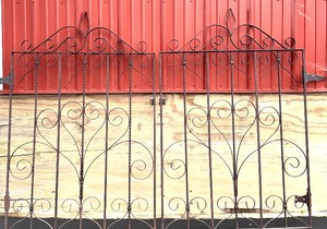 lot 382 image: Vintage Scroll Metal Gates