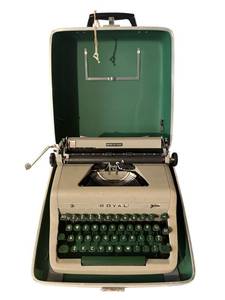 lot 29 image: Vintage ROYAL Quiet De Luxe Typewriter in Working Condition