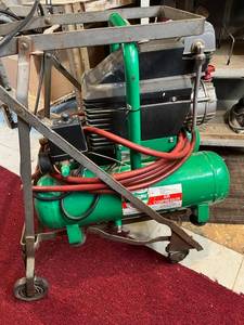 lot 45 image: Vintage Carlson Systems Air Compressor in Working Condition