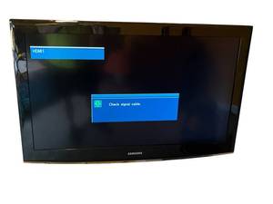 lot 50 image: Samsung 40 720p LCD HDTV (LN40A450) with Remote Control in Good Working Condition