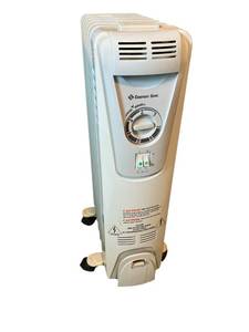 lot 55 image: Comfort Zone Oil-Filled Electric Radiant Space Heater (Model CZ7007) 120v in Working Condition