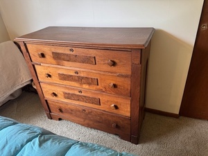 lot 30 image: Antique Solid Wood 4-Drawer Dresser