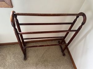 lot 35 image: Vintage Wooden Quilt Rack Stand