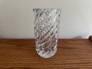 lot 82 image: Clear Crystal Vase with Spiral Swirl Design