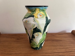 lot 85 image: Ganz Bella Casa Ceramic Vase with Calla Lily Design