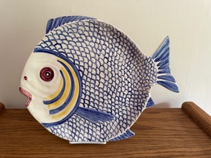 lot 90 image: Casafina Hand Painted Fish Shaped Ceramic Serving Platter