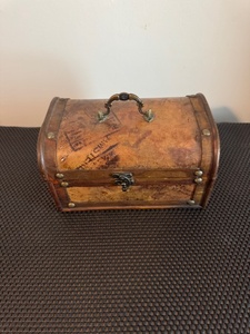 lot 113 image: Vintage Wooden Decorative Chest Trinket Box with Handle