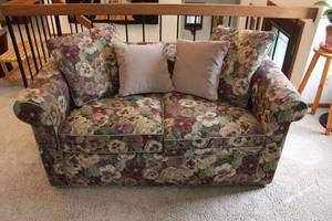 lot 9 image: Floral Upholstered Loveseat with Four Throw Pillows