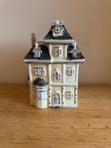 lot 161 image: Porcelain Victorian House Cookie Jar with Removable Roof