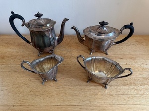 lot 163 image: 4-Piece Walker & Hall Silverplate Tea Set, Sheffield, England
