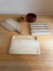 lot 170 image: Collection of 4 Wooden Cutting Boards and 2 Bowls