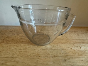 lot 171 image: Anchor Hocking Mixing Bowl and Pyrex Glass Loaf Pan Set