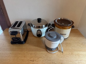lot 173 image: Lot of 4 Small Kitchen Appliances - Toaster, Tatung Rice Cooker, Rival Crock-Pot, Proctor Silex Kettle