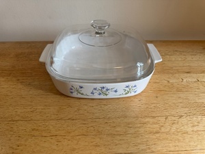 lot 174 image: Corning Ware 2.5 Qt Casserole Dish with Lid Blue Cornflower Pattern
