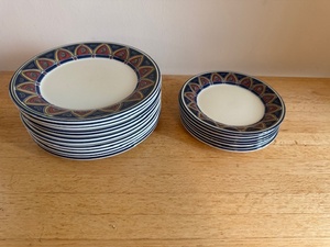 lot 178 image: Set of 20 Dinner and Salad Plates with Decorative Pattern