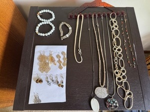 lot 198 image: Costume Jewelry Collection with Necklaces, Bracelets, and Earrings