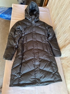 lot 238 image: Patagonia Womens Hooded Down Parka Coat Size M