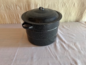 lot 262 image: Speckled Enamel Stock Pot with Lid and Interior Rack