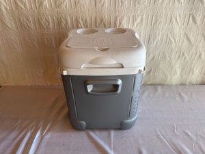 lot 263 image: Igloo Ice Chest Cooler with Handle and Cup Holders