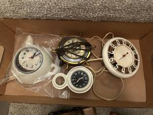 lot 872 image: Lot of 4 Vintage Wall Clocks - Assorted Designs