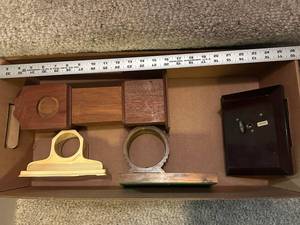 lot 873 image: Vintage Wooden and Ceramic Wall Brackets Collection