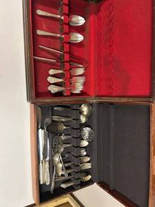 lot 895 image: Vintage Silver-Plated Flatware Set in Presentation Case