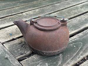 lot 1007 image: Vintage Rustic Cast Iron Teapot with Handle