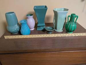 lot 44 image: Set of 7 Vintage Art Pottery Vases and Bowls Including Haeger USA