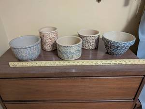 lot 67 image: Set of 5 Vintage Spongeware Crocks and Bowls - Red Wing and RRP Co.