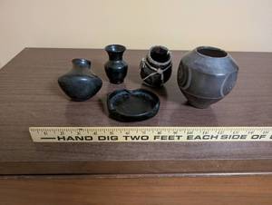 lot 69 image: Set of 5 Mexican Black Pottery Miniatures and Ashtray