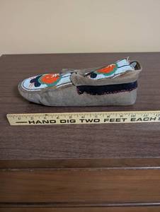 lot 70 image: Vintage Beaded Suede Moccasin with Floral Design - Single Shoe