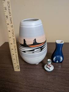 lot 72 image: Set of 3 Southwest and Native American Style Miniature Vases