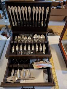 lot 75 image: Oneida Silverplate Flatware Set in Wood Case