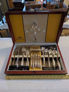 lot 76 image: 1847 Rogers Bros Flair Silverplate Flatware Set with Chest