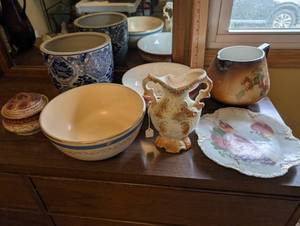 lot 166 image: Collection of Vintage Porcelain and Ceramic Decor Pieces