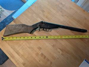 lot 324 image: Vintage Daisy Model 25 Air Rifle for Parts or Restoration