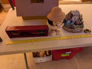 lot 340 image: Lionel Clock, Plush Figurine, Train Model, Mugs and Collectibles Lot