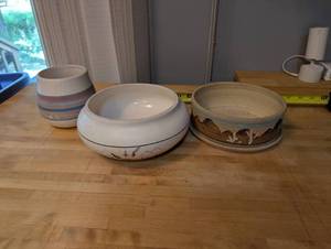 lot 359 image: Set of 3 Southwest Style Pottery Bowls and Planter - Kwahu Pottery