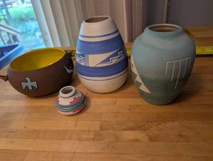 lot 363 image: Collection of 4 Native American Style Pottery Vases and Bowl Signed Mille Lacs, Twiss, and Blackcloud